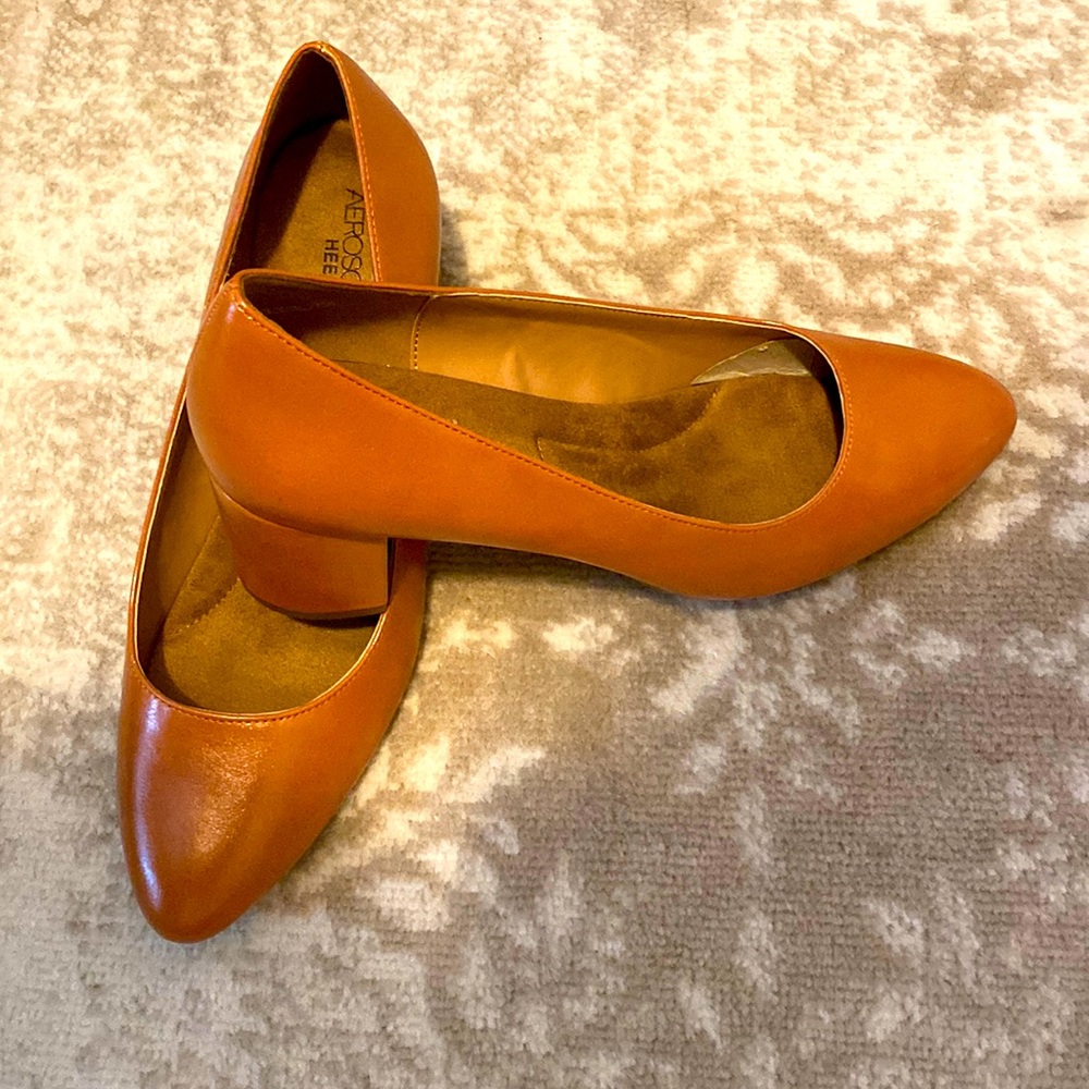 Aersoles comfort sole block heel pumps in saddle tan. NEW CONDITION